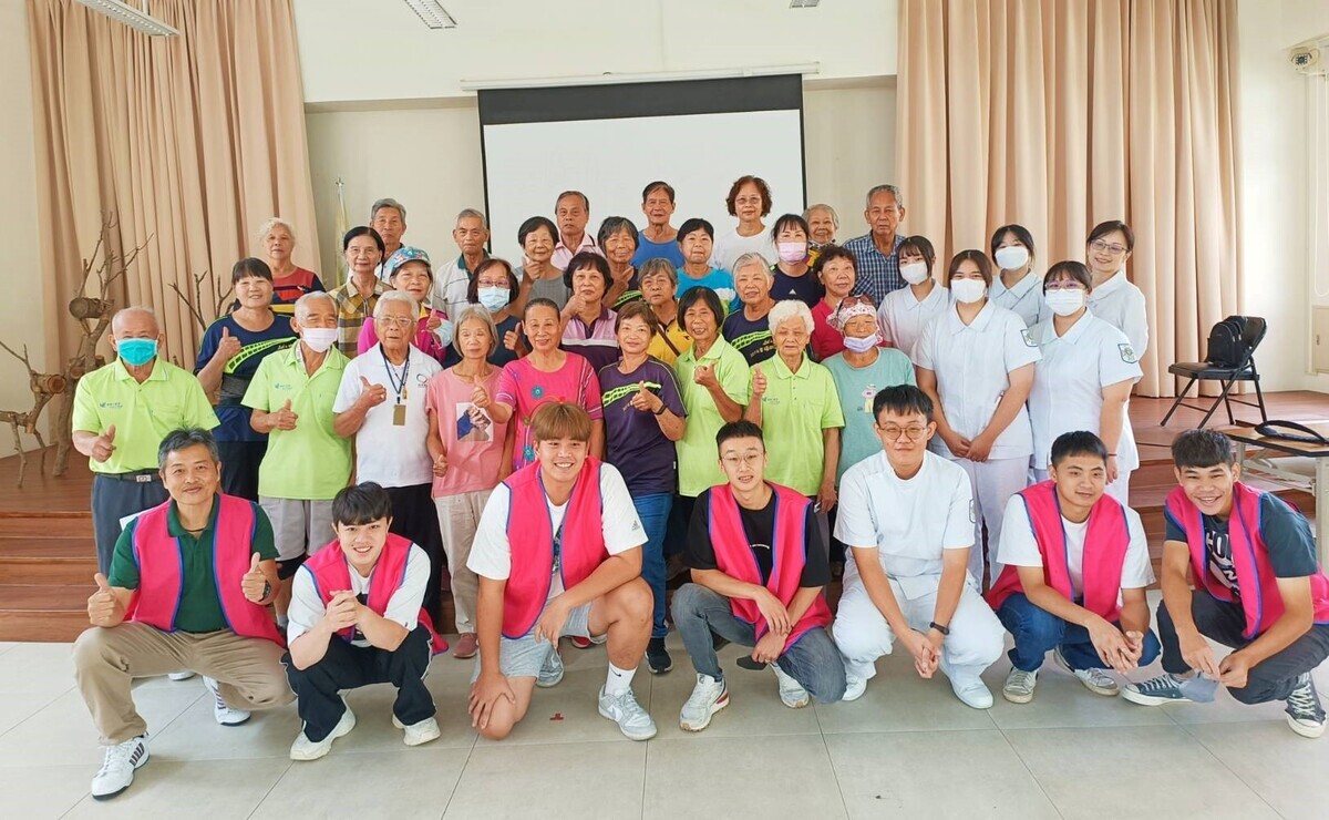 圖7 師生與社區部分長者於檢測後合影留念
