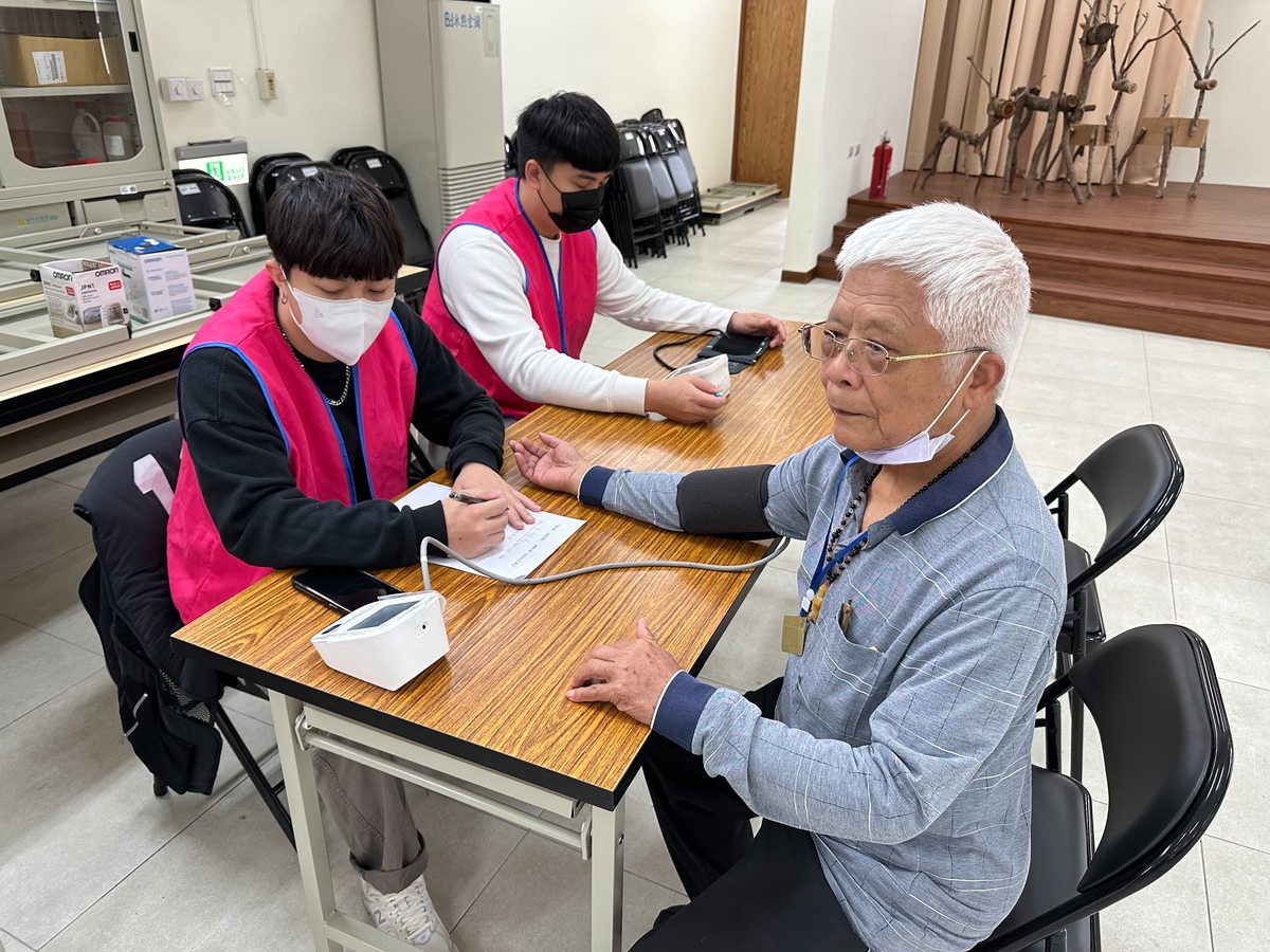 圖2 學生為社區長者進行血壓量測