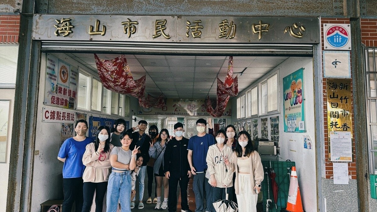 服務學生於社區前合照